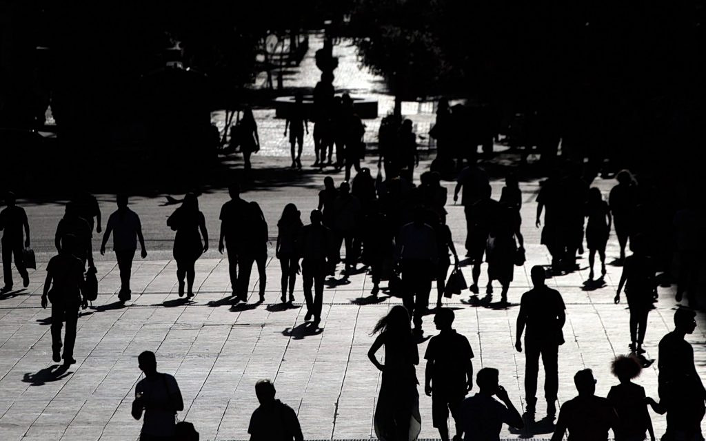 Παραμένει πάντως το πλαφόν προσδοκιών σε μια κοινωνία εργαζόμενων φτωχών