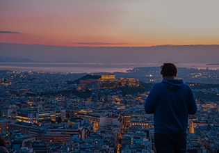 Ευρώπη: Γιατί όλο και περισσότεροι ταξιδιώτες την επιλέγουν τον νυχτερινό τουρισμό