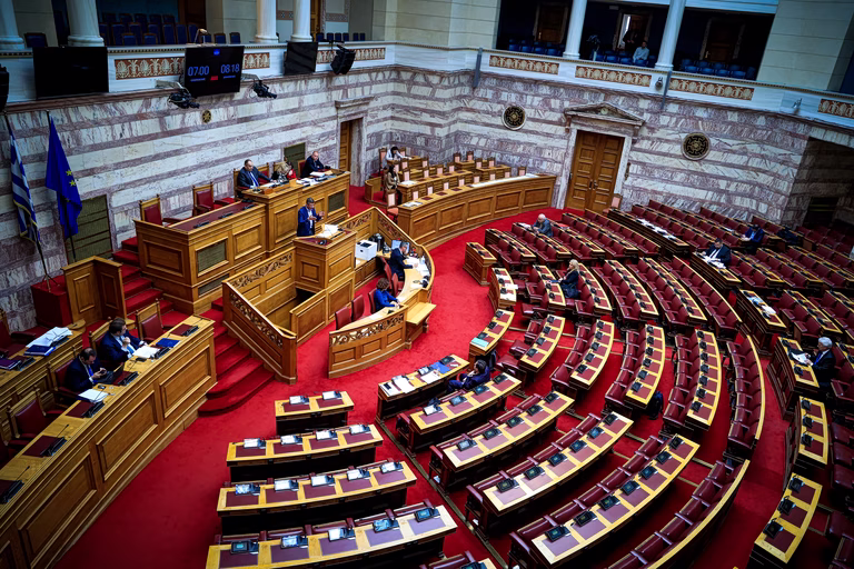 Συνταγματική αναθεώρηση: Στη Βουλή η συζήτηση για το άρθρο 86
