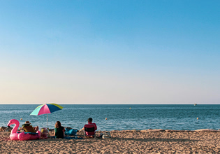 Staycation από ανάγκη: Δεν έχει χρήματα ούτε για 7 ημέρες διακοπές ο ένας στους δύο Έλληνες