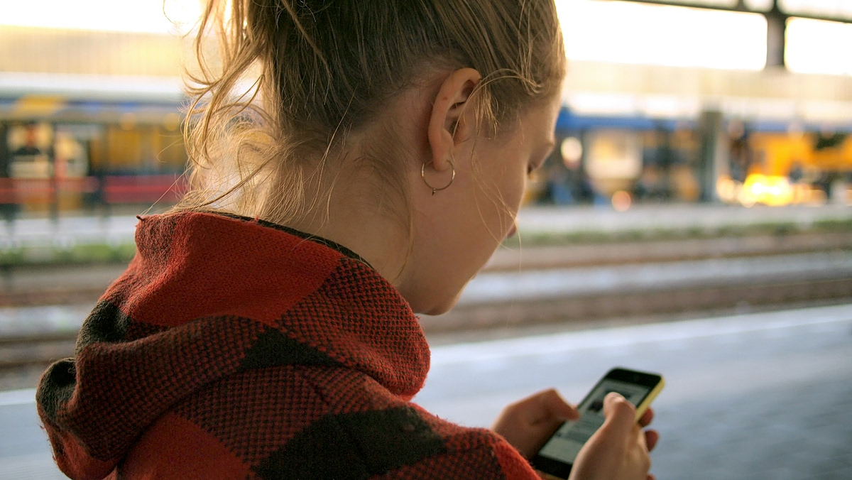 Γιατί περνάμε τόσες ώρες με τα smartphones «αγκαλιά»;