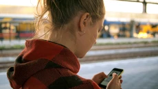 Γιατί περνάμε τόσες ώρες με τα smartphones «αγκαλιά»;