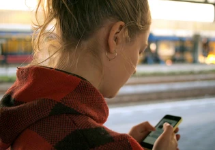 Γιατί περνάμε τόσες ώρες με τα smartphones «αγκαλιά»;
