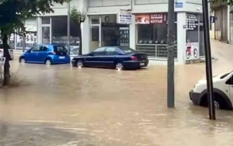 Ιωάννινα: Πλημμύρισαν δρόμοι μετά από έντονη βροχή και χαλάζι