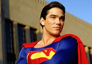Ο τηλεοπτικός Superman δεν «γερνάει» ωραία – Ξανά έξαλλο το διαδίκτυο με τον Ντιν Κέιν