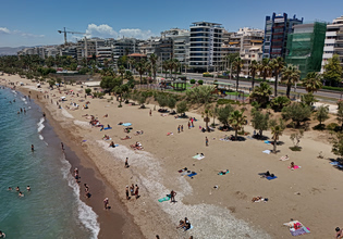 Πλημμύρισαν οι παραλίες της Αττικής – Στα ύψη το κόστος στις οργανωμένες πλαζ