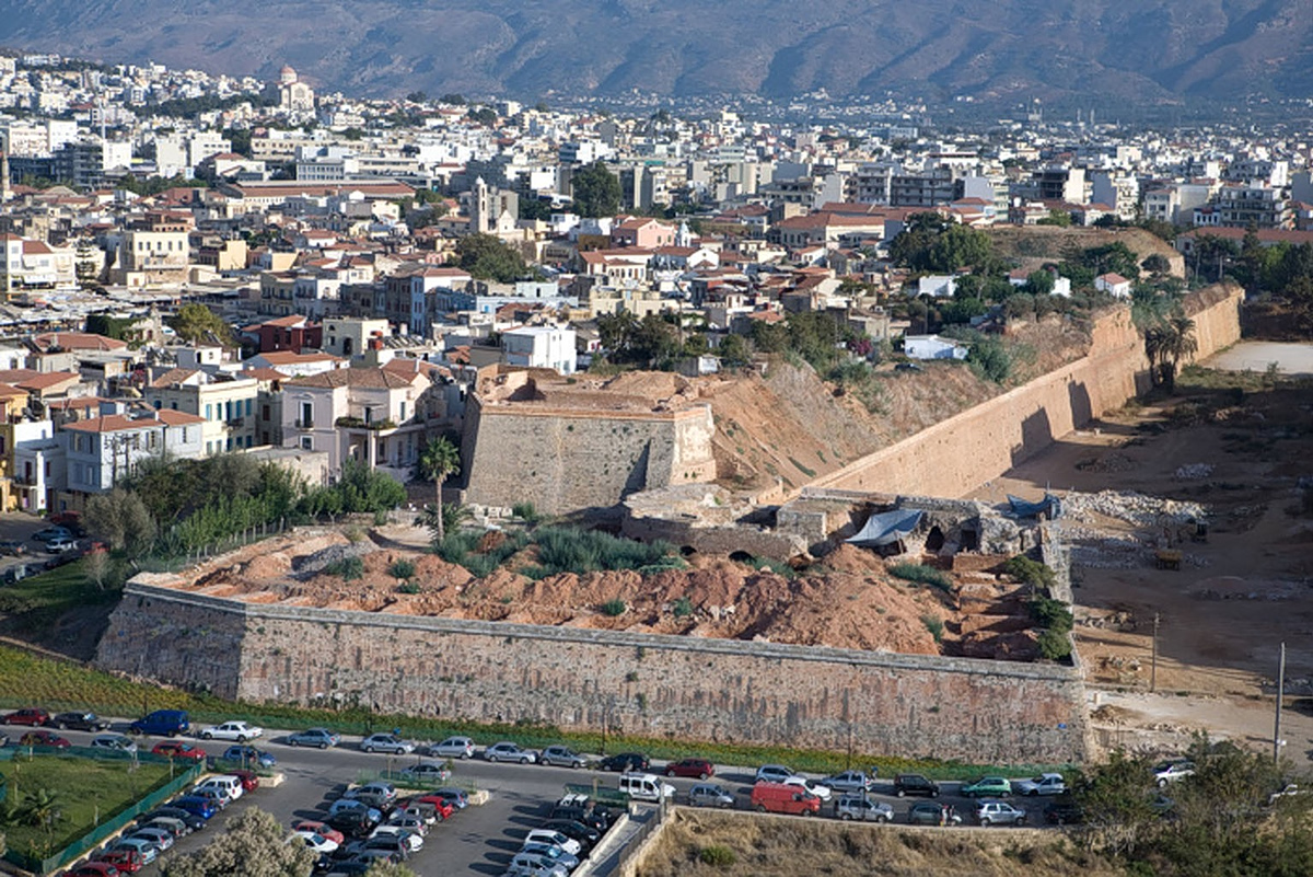 Κρήτη: 19χρονος έπεσε από τα Ενετικά Τείχη, νοσηλεύεται στη ΜΕΘ – Η μαρτυρία που εξετάζουν οι Αρχές