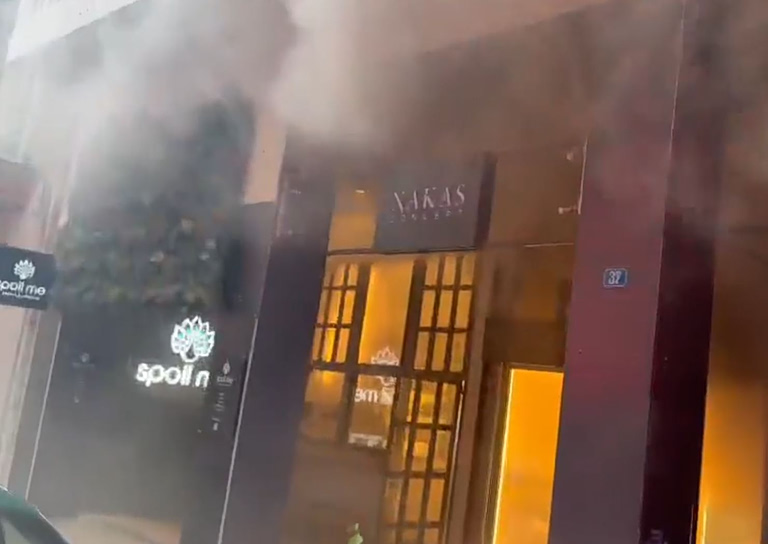 Φωτιά σε υπόγειο καταστήματος στο Κολωνάκι