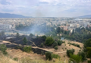 Φιλοθέη: Βίντεο-ντοκουμέντο δείχνει μελισσοκόμο να απομακρύνεται όταν οριοθετήθηκε η φωτιά – Ταυτοποιήθηκε και αναζητείται