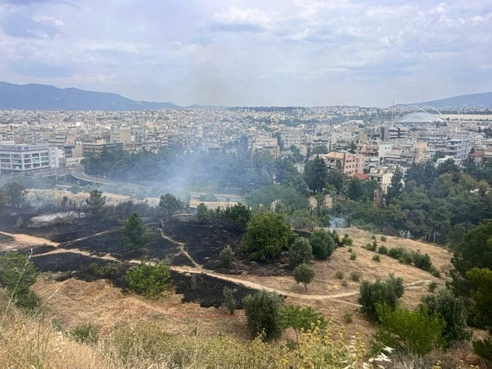Φιλοθέη: Βίντεο-ντοκουμέντο δείχνει μελισσοκόμο να απομακρύνεται όταν οριοθετήθηκε η φωτιά – Ταυτοποιήθηκε και αναζητείται