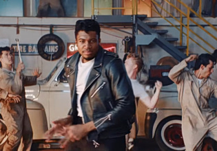 Γιάννης… Τραβόλτα: Πρωταγωνιστής σε… remake του Grease ο Αντετοκούνμπο (vid)