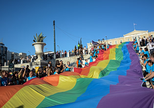 Πληθαίνουν οι αντιδράσεις για την άρνηση της ΣΤΑΣΥ να μπουν αφίσες για το Athens Pride στο Μετρό
