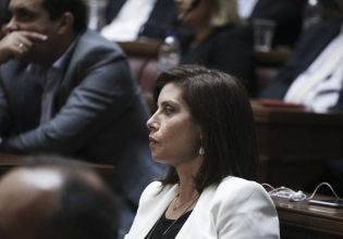 Email gate: Αλληλοκατηγορίες και μετάθεση ευθυνών στη δίκη για τη διακίνηση των προσωπικών δεδομένων των αποδήμων