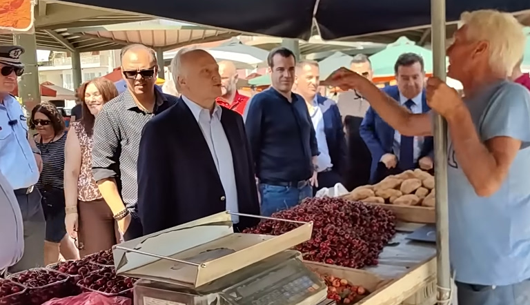 Τα έψαλαν σε Πλεύρη και Ανδριανό σε λαϊκή αγορά: «Τώρα με τις εκλογές μας θυμηθήκατε;» – «Πού είναι τα λεφτά του ΟΠΕΚΕΠΕ;»