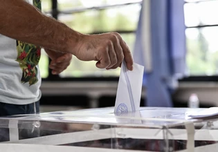 Δημοσκόπηση: Παγιώνεται το δίπολο ΝΔ-ΕΛΑΣ – Ντέρμπι για την τρίτη θέση – Ένας στους τρεις Νεοδημοκράτες αξιολογούν αρνητικά την κυβέρνηση