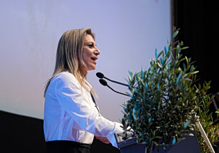 Κατά του όρου «γυναικοκτονία» η Μαρία Καρυστιανού με προσχηματικά επιχειρήματα