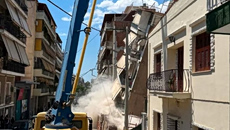Πετράλωνα: Καρέ καρέ η κατάρρευση της τετραώροφης πολυκατοικίας