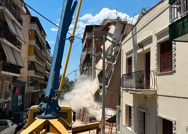 Πετράλωνα: Καρέ καρέ η κατάρρευση της τετραώροφης πολυκατοικίας