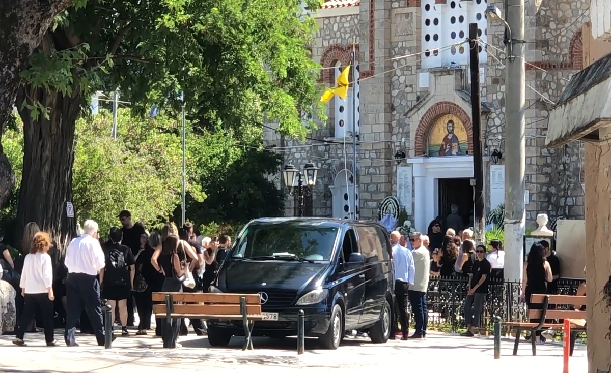 Αίγιο: «Τα μυστικά τα πήραν μαζί τους…» – Σε κλίμα οδύνης η κηδεία μητέρας και γιου που δολοφονήθηκαν άγρια