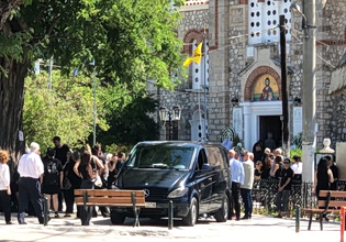 Αίγιο: «Τα μυστικά τα πήραν μαζί τους…» – Σε κλίμα οδύνης η κηδεία μητέρας και γιου που δολοφονήθηκαν άγρια