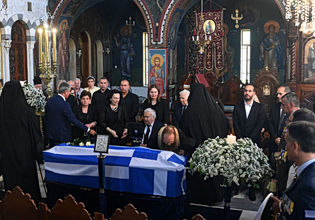 Το τελευταίο αντίο στον Νίκο Ταγαρά – Παρουσία Μητσοτάκη και Σαμαρά η κηδεία
