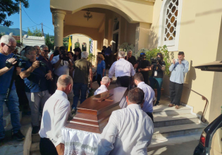 Καλαμάτα: Θρήνος και οργή στο τελευταίο «αντίο» – Ράγισαν καρδιές στην κηδεία της 39χρονης μητέρας