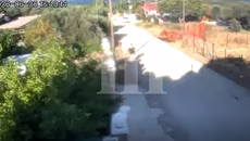 Κορινθία: Η στιγμή που η 57χρονη βάζει φωτιά σε ξερά χόρτα – Βίντεο ντοκουμέντο