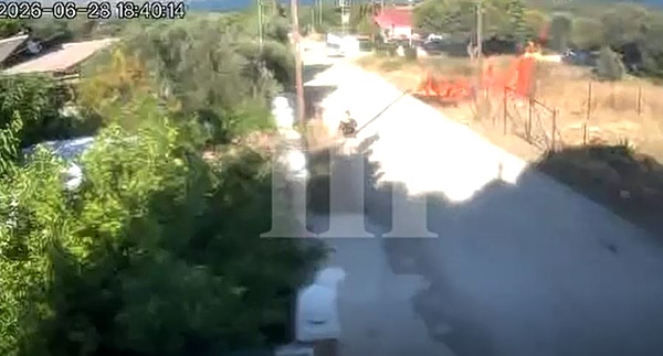 Κορινθία: Η στιγμή που η 57χρονη βάζει φωτιά σε ξερά χόρτα – Βίντεο ντοκουμέντο