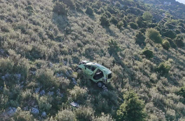 Ιωάννινα: Ι.Χ. έπεσε σε γκρεμό 20 μέτρων στους Λιγκιάδες – Απεγκλωβίστηκε τραυματισμένος ο οδηγός