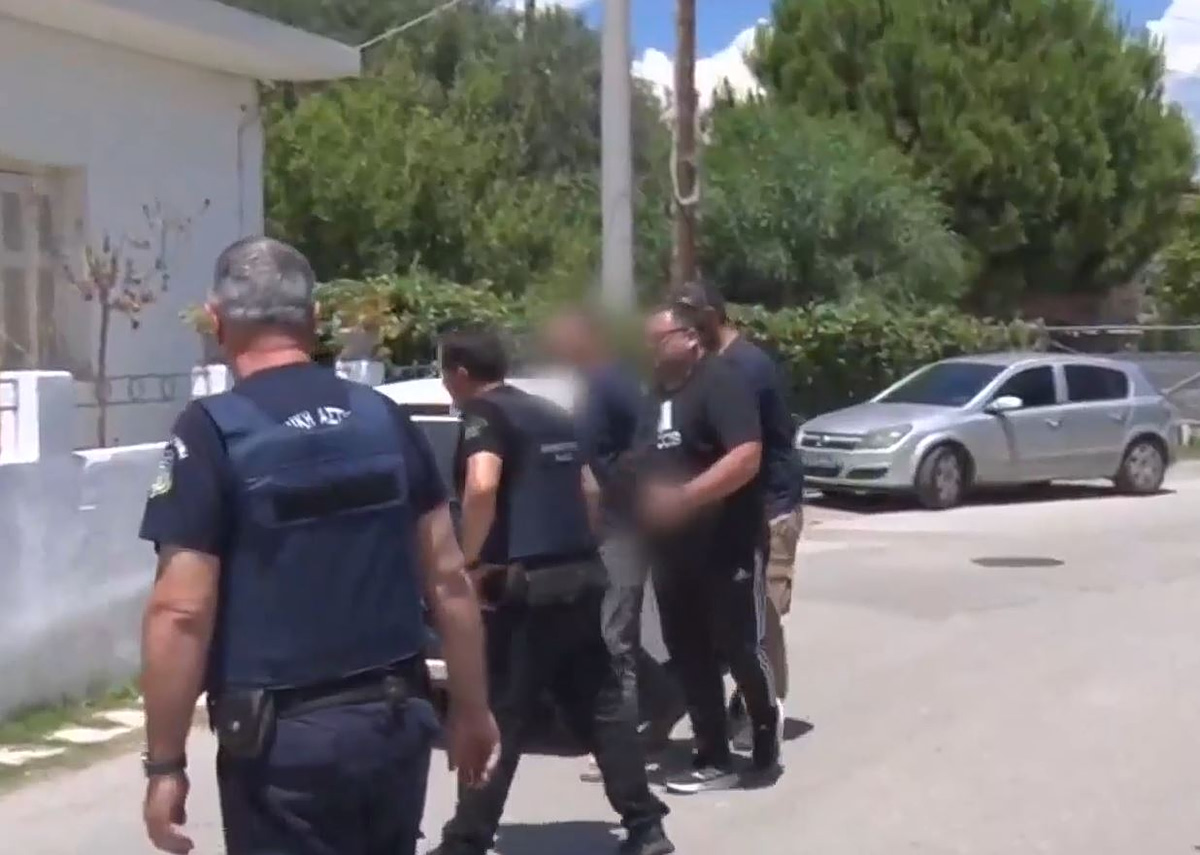 Αίγιο: Επέστρεψε στο σπίτι του εγκλήματος ο 65χρονος για αναπαράσταση όσων υποστηρίζει – Επιμένει ότι είναι αθώος