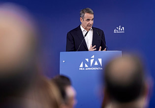 Κυρ. Μητσοτάκης: Πετάει βέλη σε Καραμανλή – Σαμαρά, επιμένει στο «Μητσοτάκης ή χάος»