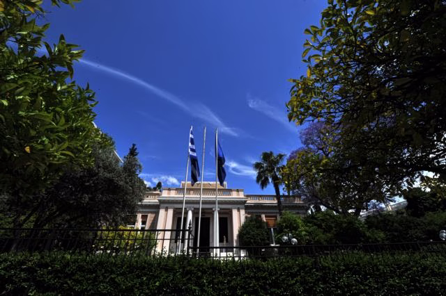 Ολοκληρώθηκε η σύσκεψη στο Μαξίμου με εκπροσώπους της αγοράς για την ακρίβεια – Το μεσημέρι ανακοινώσεις Θεοδωρικάκου