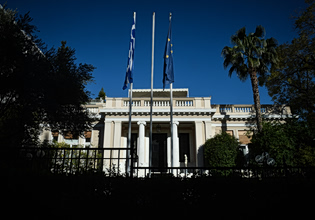 Κυβέρνηση: Ένα θερμό καλοκαίρι στο Μαξίμου – Τα «καυτά» έγγραφα της Intellexa και η επαναλαμβανόμενη οσμή διαφθοράς