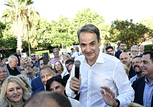 ΝΔ: Σε τροχιά «αλλάξτε χρώμα στο γκρίζο» ο Μητσοτάκης – «Ψαρεύει» σε γνωστά νερά αλλά… παραμονεύει θαλασσοταραχή