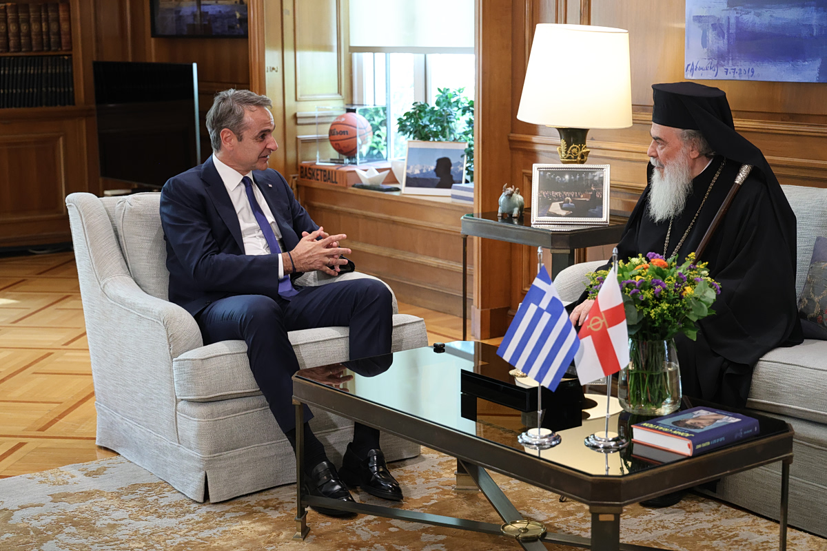 Συνάντηση του Κυριάκου Μητσοτάκη με τον πατριάρχη Θεόφιλο και στο βάθος… Τραμπ