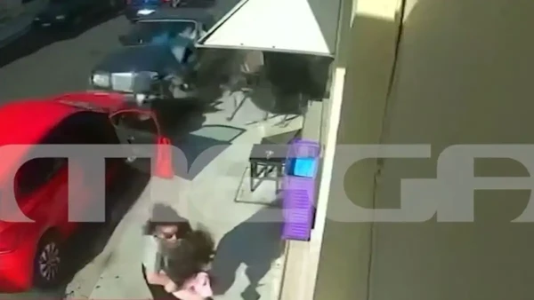 Τροχαίο στη Ναύπακτο: Η τρελή πορεία της Mercedes, η βουτιά της μητέρας και το «κουβάρι» των λαθών [βίντεο]