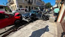 Σοκαριστικό βίντεο από τροχαίο στη Ναύπακτο – Μητέρα σώζει με αυτοθυσία το παιδί της από ΙΧ που παρασύρει τα πάντα