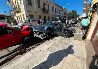 Σοκαριστικό βίντεο από τροχαίο στη Ναύπακτο – Μητέρα σώζει με αυτοθυσία το παιδί της από ΙΧ που παρασύρει τα πάντα
