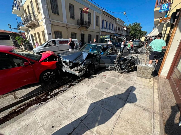 Σοκαριστικό βίντεο από τροχαίο στη Ναύπακτο – Μητέρα σώζει με αυτοθυσία το παιδί της από ΙΧ που παρασύρει τα πάντα