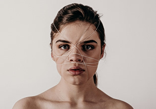 Baby botox και «περιποίηση βαμπίρ»: Πώς οι αισθητικές θεραπείες έγιναν το νέο φυσιολογικό