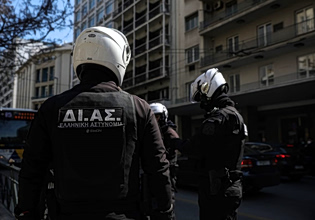 Πετράλωνα: Συνελήφθη 52χρονος που έδειχνε τα γεννητικά του όργανα σε περαστικούς – Εμφανίζεται ως κληρικός στα social media