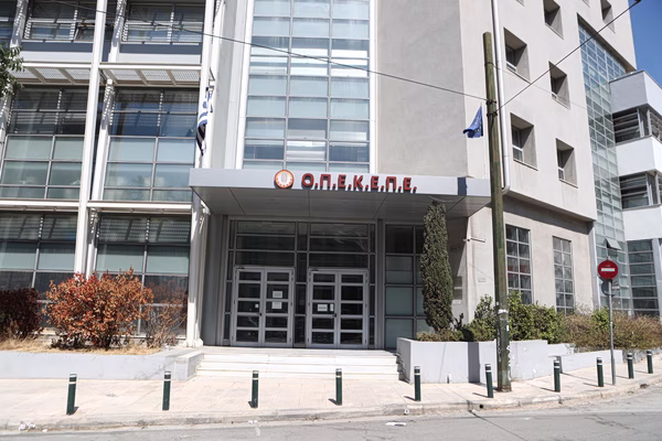 Και ξαφνικά στο Μαξίμου ένοιωσαν μια ευφορία, όμως του ΟΠΕΚΕΠΕ το σκάνδαλο είναι μεγάλη ιστορία