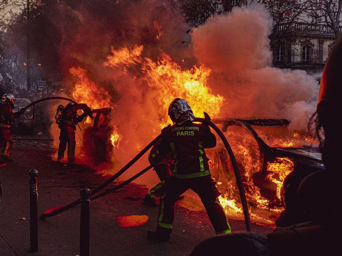 Φωτιά σε βιομηχανική αποθήκη στο Παρίσι – Φλόγες και καπνός ορατά από χιλιόμετρα μακριά