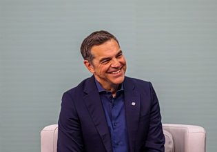 Από το Θησείο στο OT Forum: Ο «νέος» Τσίπρας απέναντι στον «παλιό» Μητσοτάκη