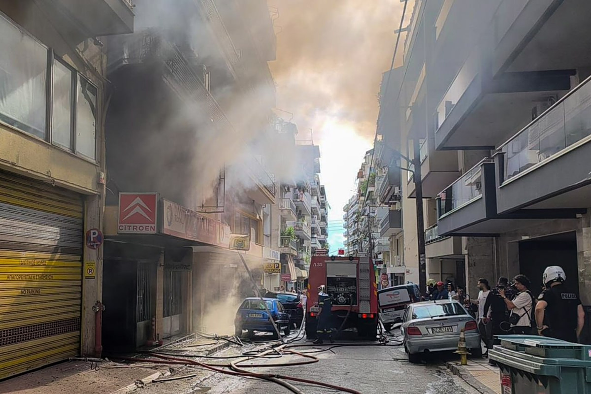 Φωτιά σε συνεργείο στη Θεσσαλονίκη – Πυκνοί καπνοί στο κέντρο της πόλης