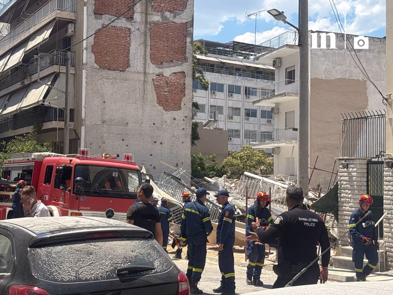 Πετράλωνα: Κατάρρευση πολυκατοικίας στην οδό Αλκμήνης – Οι διασώστες της ΕΜΑΚ ψάχνουν για μία ηλικιωμένη ένοικο