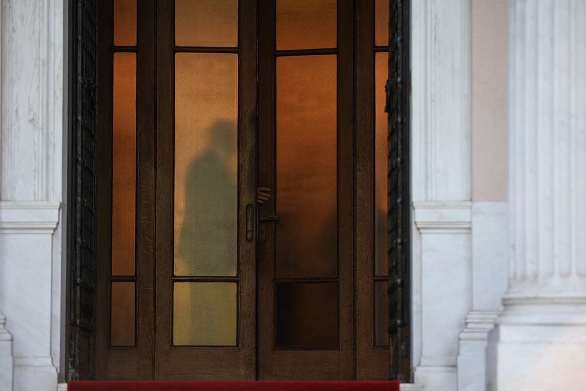 Ντόμινο σκανδάλων πληγώνει το Μαξίμου