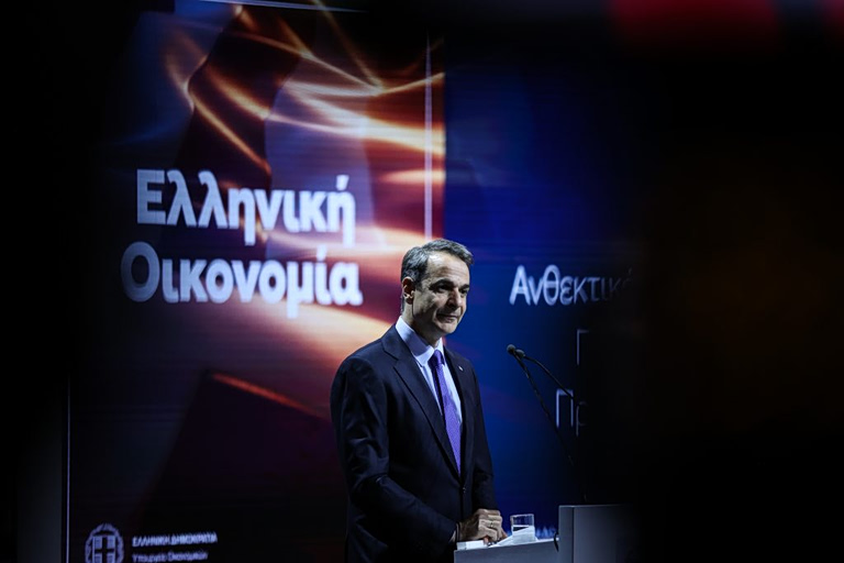 Πανηγυρίζει ο Κυριάκος Μητσοτάκης ότι βγήκαμε από την επιτήρηση, αλλά δεν συμπληρώνει ότι έχουμε μπει σε καθοδική πορεία
