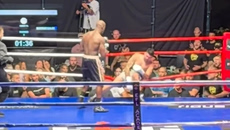 Fight for Glory 4: Άγριο νοκ-άουτ σε αγώνα πυγμαχίας στο Γαλάτσι – «Εκτοξεύτηκε» έξω από τα σχοινιά (vid)