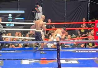 Fight for Glory 4: Άγριο νοκ-άουτ σε αγώνα πυγμαχίας στο Γαλάτσι – «Εκτοξεύτηκε» έξω από τα σχοινιά (vid)